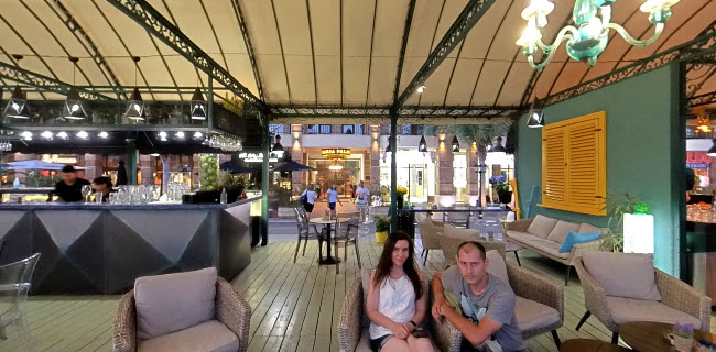 Macaron Cakes & Coffee