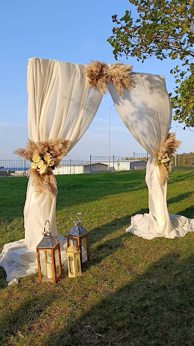 Амая Бийч - Гастрономия и хотелиерство