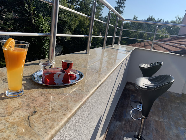 ул. „Търговска“ 1, 2777 Добринище