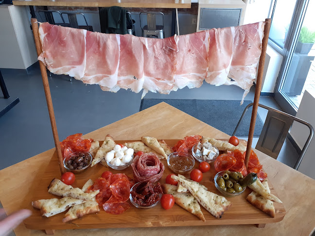 Opinii despre ОЧКВАЙТЕ НИ СКОРО ПАК нова локация Ciccione Panini Bar & Pizza # Zaimov în София - Гастрономия и хотелиерство