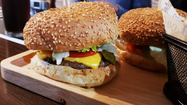 Music Pub - Мюзик Пъб - Гастрономия и хотелиерство