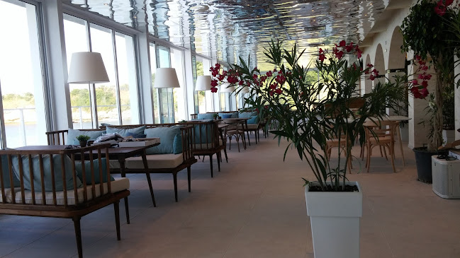 Амая Бийч - Гастрономия и хотелиерство