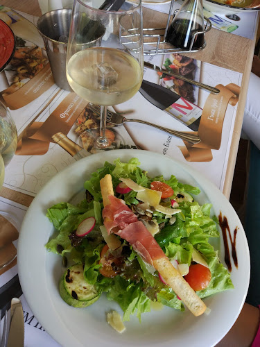 На реката „Джъмп“ - Гастрономия и хотелиерство