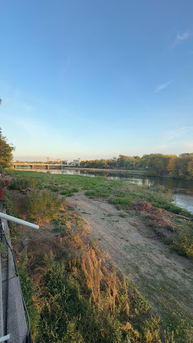 На реката „Джъмп“ - Гастрономия и хотелиерство