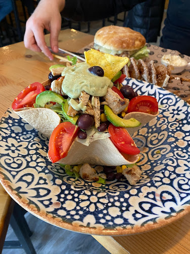 Велико Търново Център, ул. „Хаджи Димитър“ 2, 5000 Велико Търново