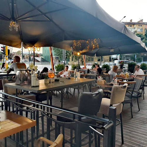 Дъ Бридж бар и динър