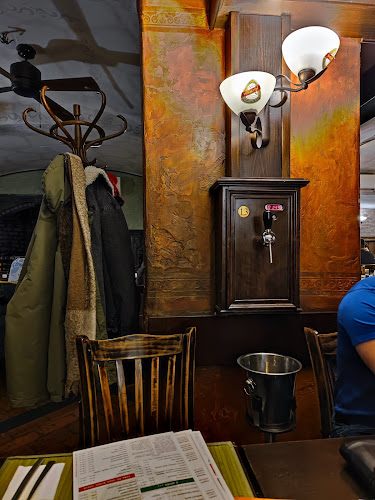 Ейл Хаус Център