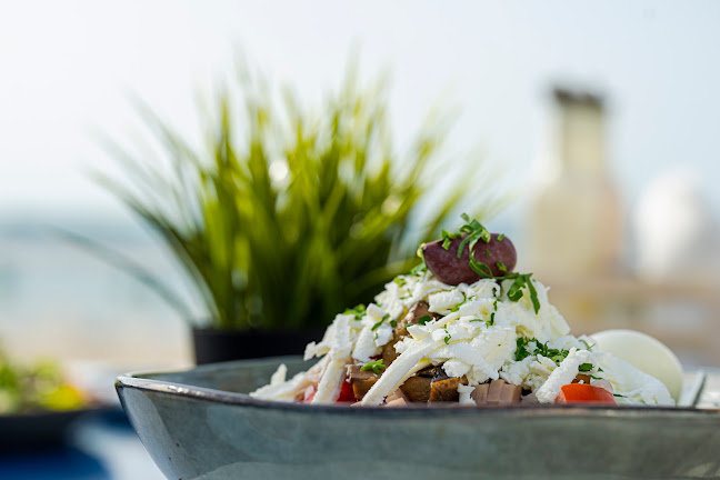 Амая Бийч - Гастрономия и хотелиерство