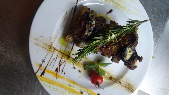 На реката „Джъмп“ - Гастрономия и хотелиерство