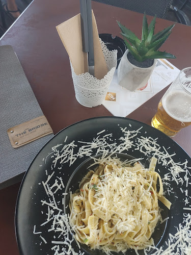 Дъ Бридж бар и динър - Гастрономия и хотелиерство