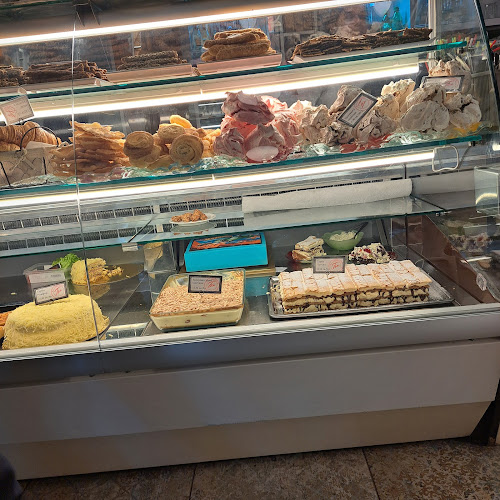 Кафе-сладкарница Теа - кв. Изток - Гастрономия и хотелиерство