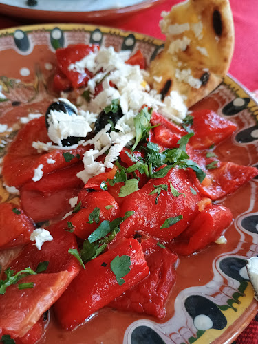 Момин проход - Гастрономия и хотелиерство