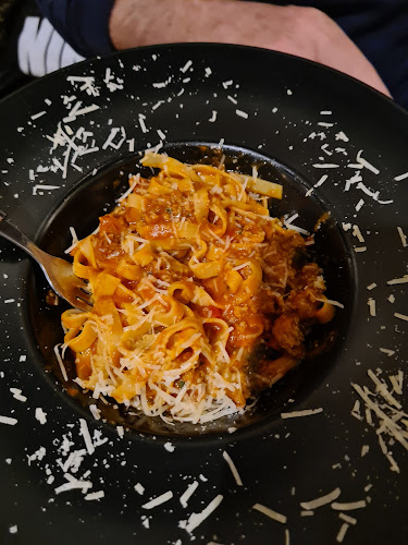 Дъ Бридж бар и динър - Гастрономия и хотелиерство