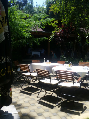 Вайрон Гардън - Гастрономия и хотелиерство