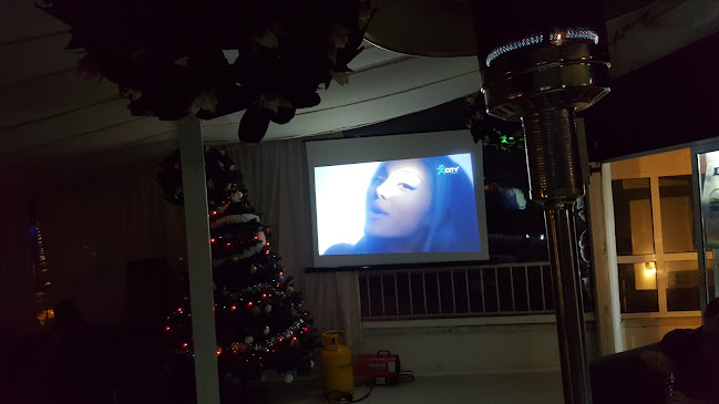 Би и Ем плажен бар