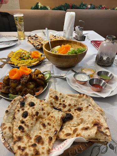 Гуркха - Гастрономия и хотелиерство