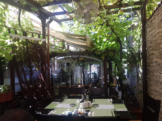 Ресторант "Зад Стената"