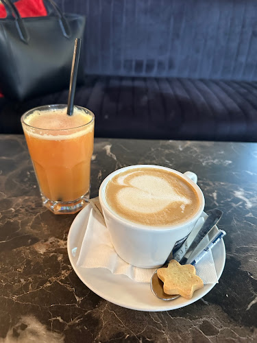 Кафе-сладкарница Теа - кв. Изток - Гастрономия и хотелиерство