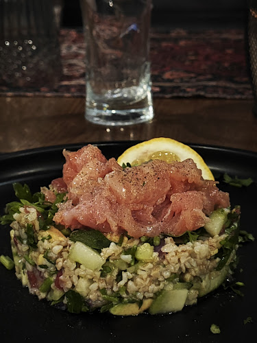 Дъ Бридж бар и динър - Гастрономия и хотелиерство