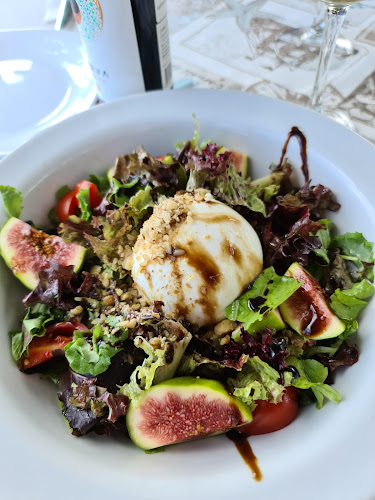 Кипарис - Гастрономия и хотелиерство