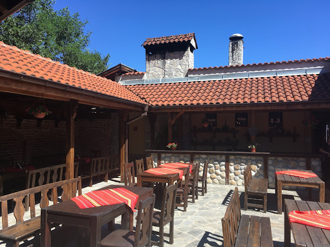 Момин проход - Гастрономия и хотелиерство