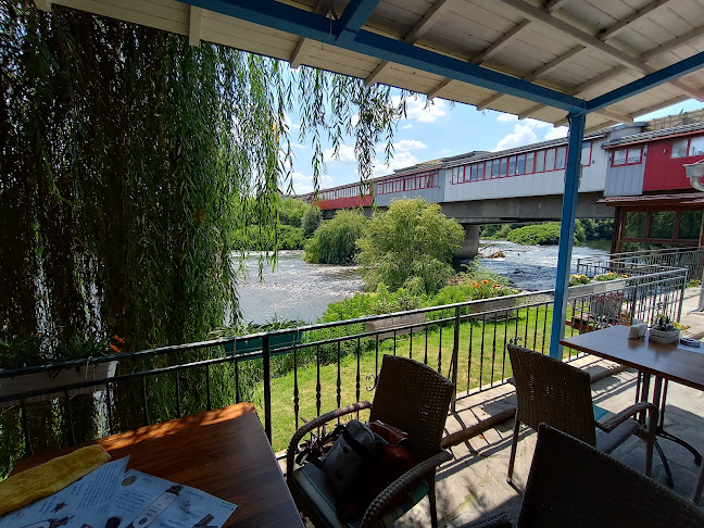 На реката „Джъмп“ - Гастрономия и хотелиерство