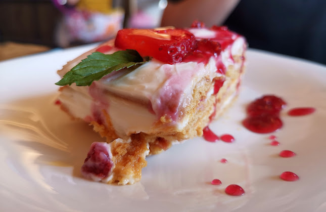 Ресторант „Дървената къща - Стражата“ (Мандра „Свежест“) - Гастрономия и хотелиерство