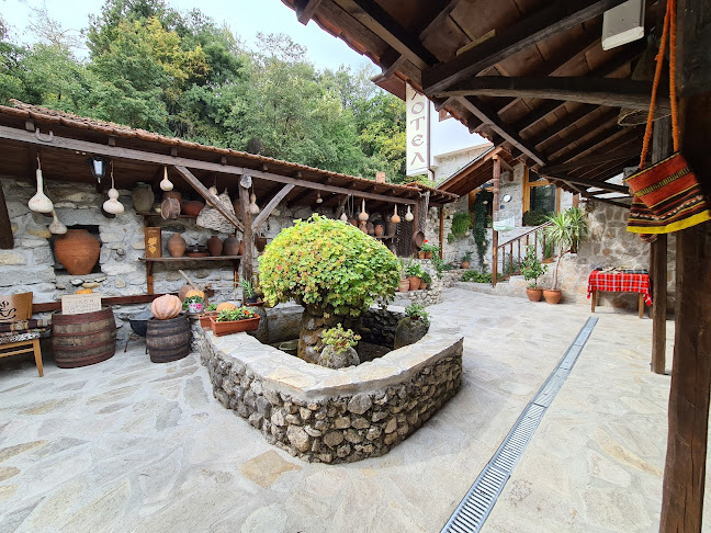 Роженски хан - Гастрономия и хотелиерство