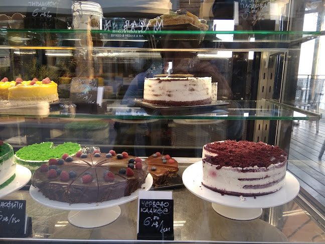 Macaron Cakes & Coffee