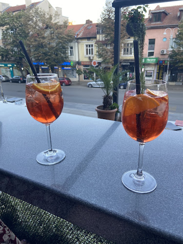 Opinii despre Bar Famous în Велико Търново - Гастрономия и хотелиерство