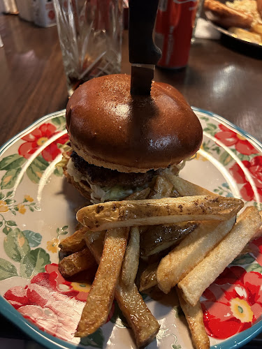 Корнър бургери - Гастрономия и хотелиерство