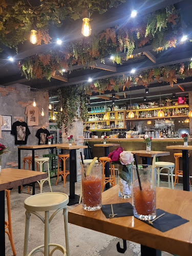 ANYWAY cocktail bar - Пловдив