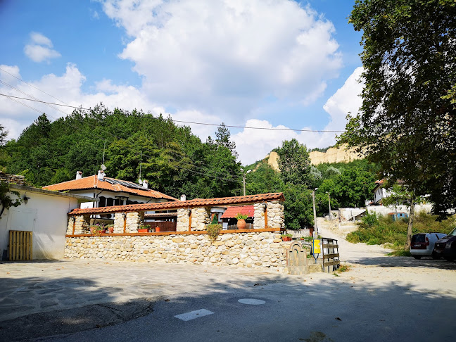 Роженски хан - Гастрономия и хотелиерство