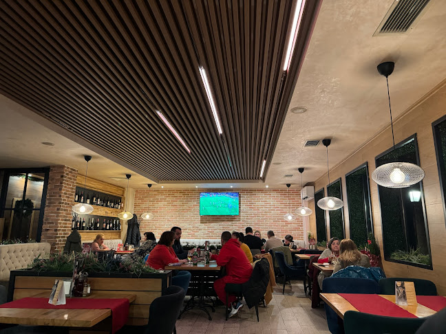 Прадо Младост - Гастрономия и хотелиерство