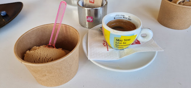 Macaron Cakes & Coffee