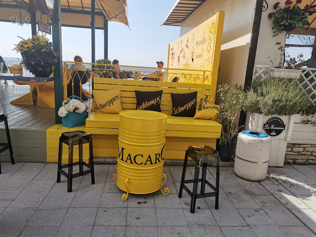 Macaron Cakes & Coffee