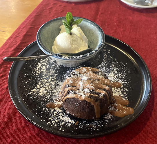 Прадо Младост - Гастрономия и хотелиерство