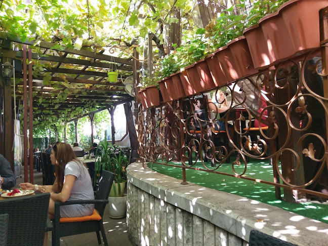 Ресторант "Зад Стената"