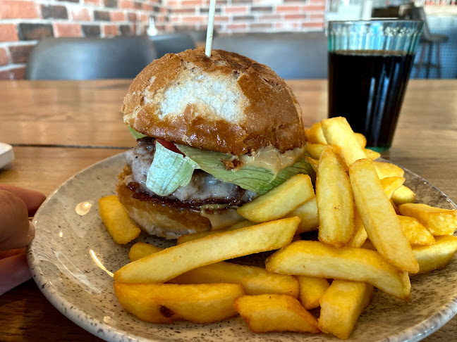 Opinii despre "The Square" bar and dinner în Перник - Гастрономия и хотелиерство