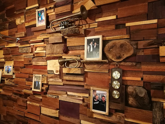 Иигълс кафе - Гастрономия и хотелиерство