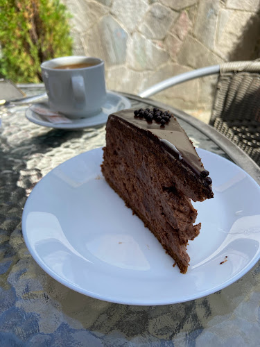 Opinii despre Кафе-сладкарница "Менар" în Доспат - Гастрономия и хотелиерство