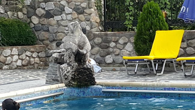 Роженски хан - Гастрономия и хотелиерство